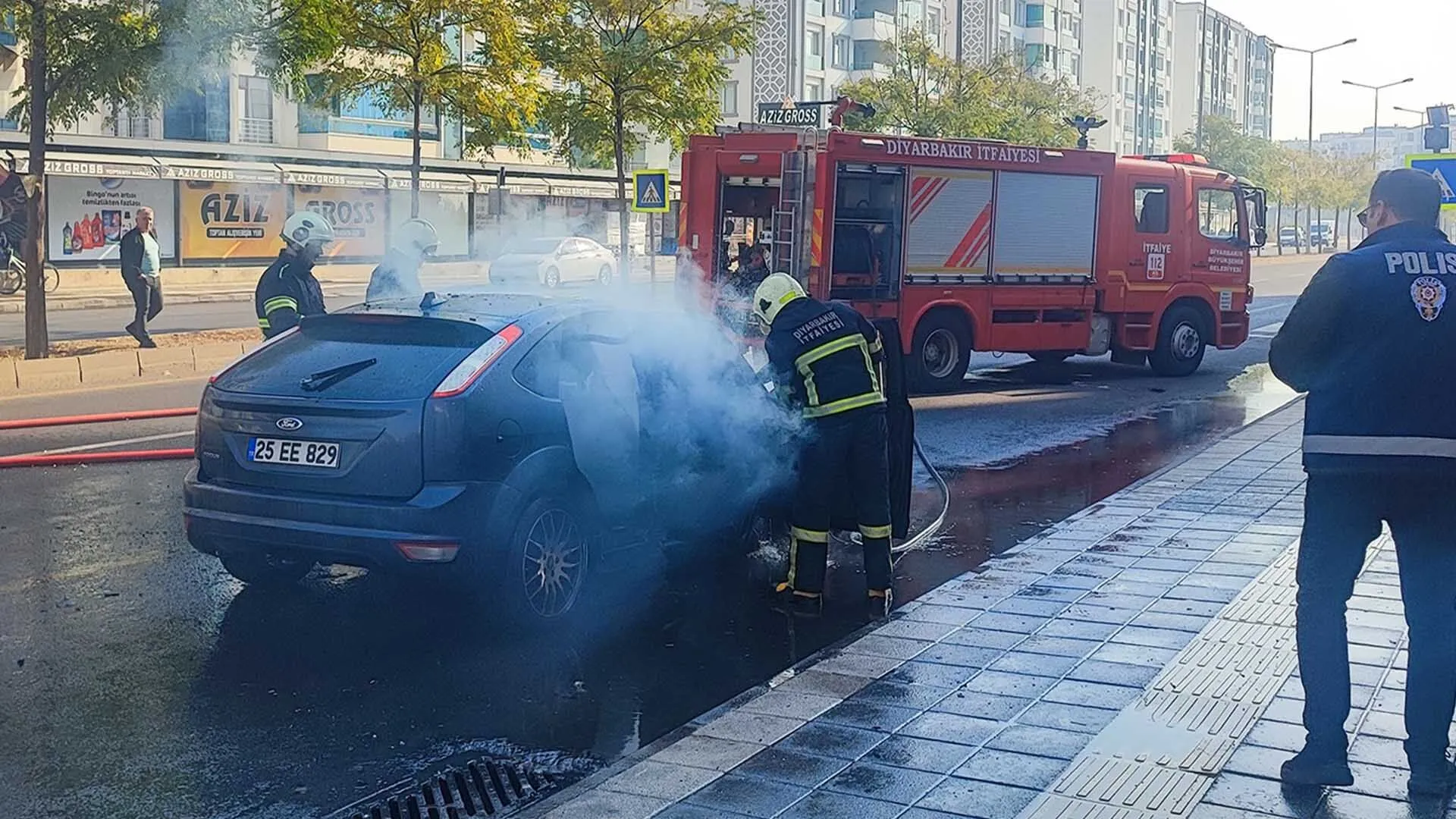 Diyarbakirda Hareket Halindeki Otomobilde Yangin 2