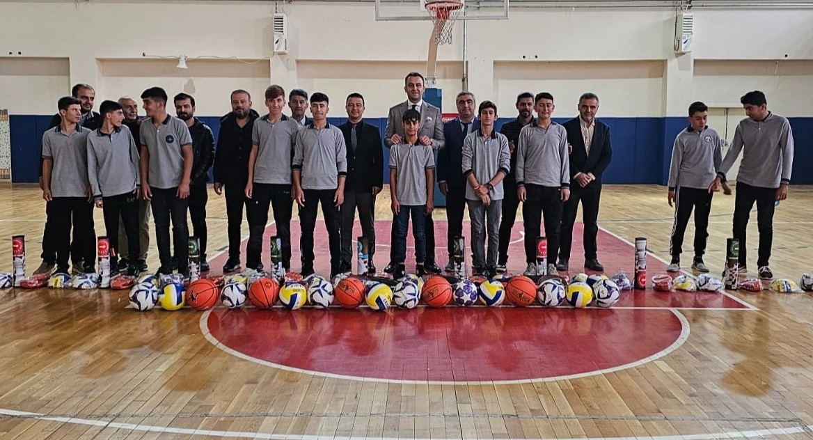 Hasankeyf'te Okullara Spor Malzemesi̇ Desteği̇ (2)(1) (1)