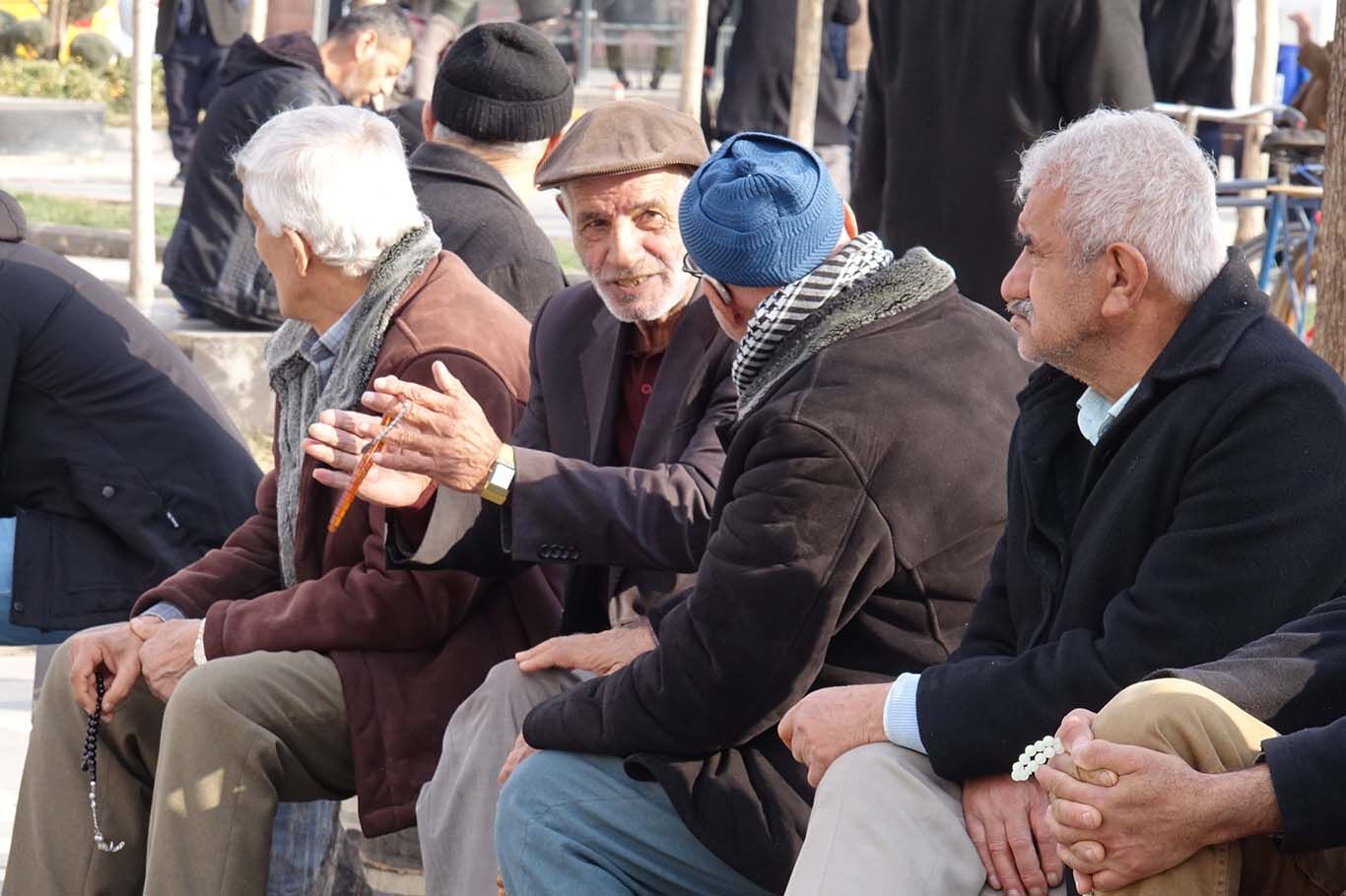 emekliler-hayat-pahaliligiyla-mucadele-ediyor 💰 Emekli İkramiyesinde Yeni Formül Tartışması! Herkese Eşit Değil, Gelire Göre Ödeme Gündemde