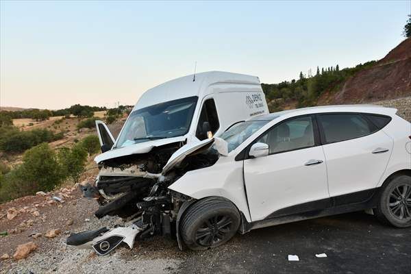Adıyaman’da Minibüs Ile Otomobil Çarpıştı 5 Yaralı 1