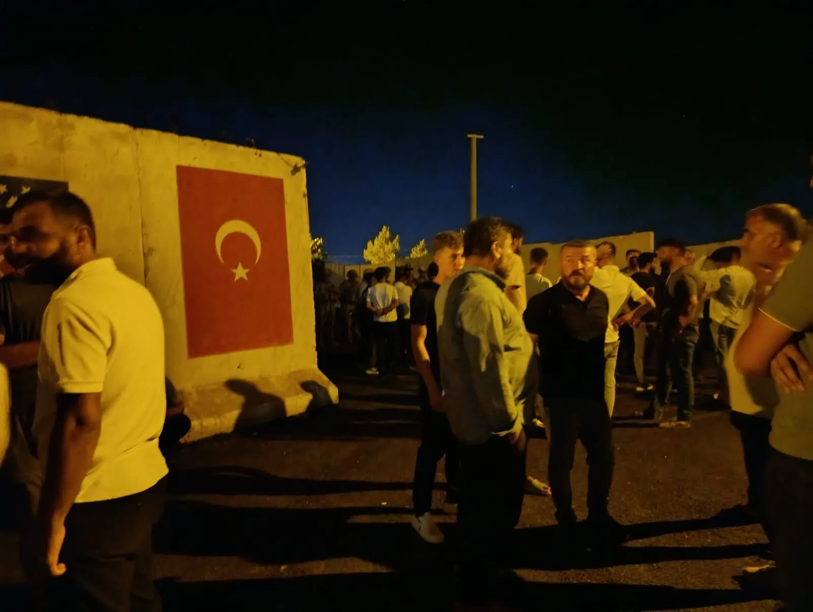 Diyarbakır’da Elektrik Kesintisi Gerginliği Köylüler Yol Kapattı 7