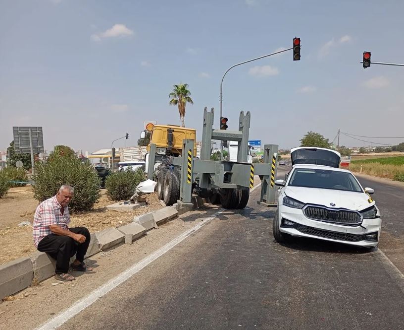 Kamyon 3 Otomobile Çarptı Yaralılar Var! 1