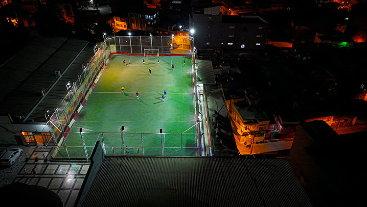 5 Katlı Binanın Çatısındaki Halı Saha Görenleri Şaşırtıyor