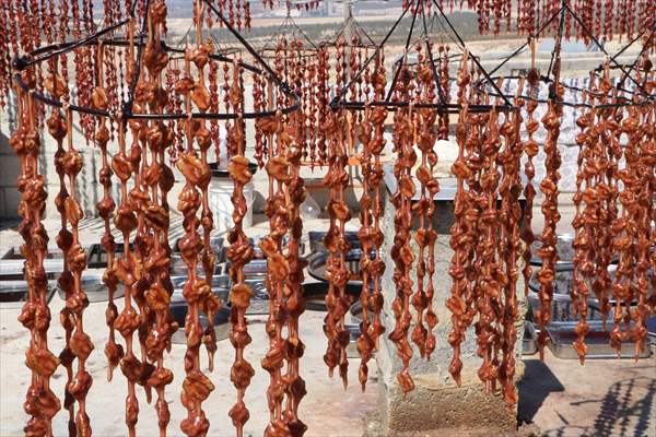 Kış Aylarının Vazgeçilmezi Cevizli Sucuk Yapımı Başladı 7