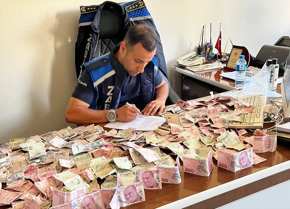 Poşet Dolusu Para Zabıtaları Şaşırttı! 1
