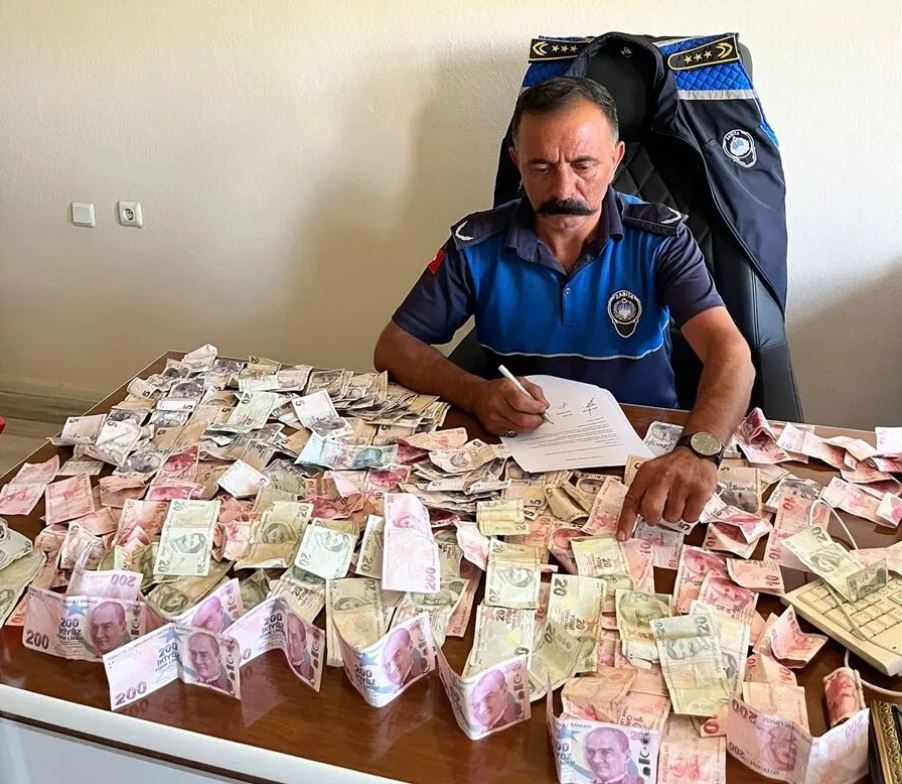 Poşet Dolusu Para Zabıtaları Şaşırttı! 5