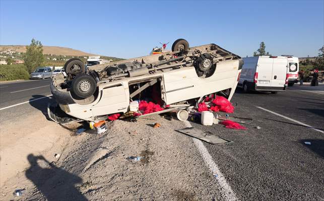 Şanlıurfa'da Tarım Işçilerini Taşıyan Minibüs Devrildi 19 Yaralı