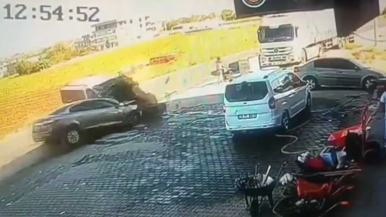 Diyarbakır'da 3 Kişinin Yaralandığı Kaza Kamerada