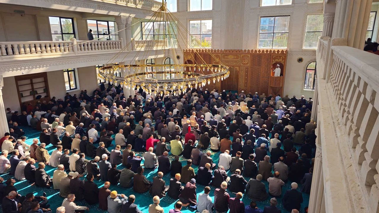 Diyarbakır'da 4 Katlı Ve 3 Bin Kişi Kapasiteli Cami Açıldı 1