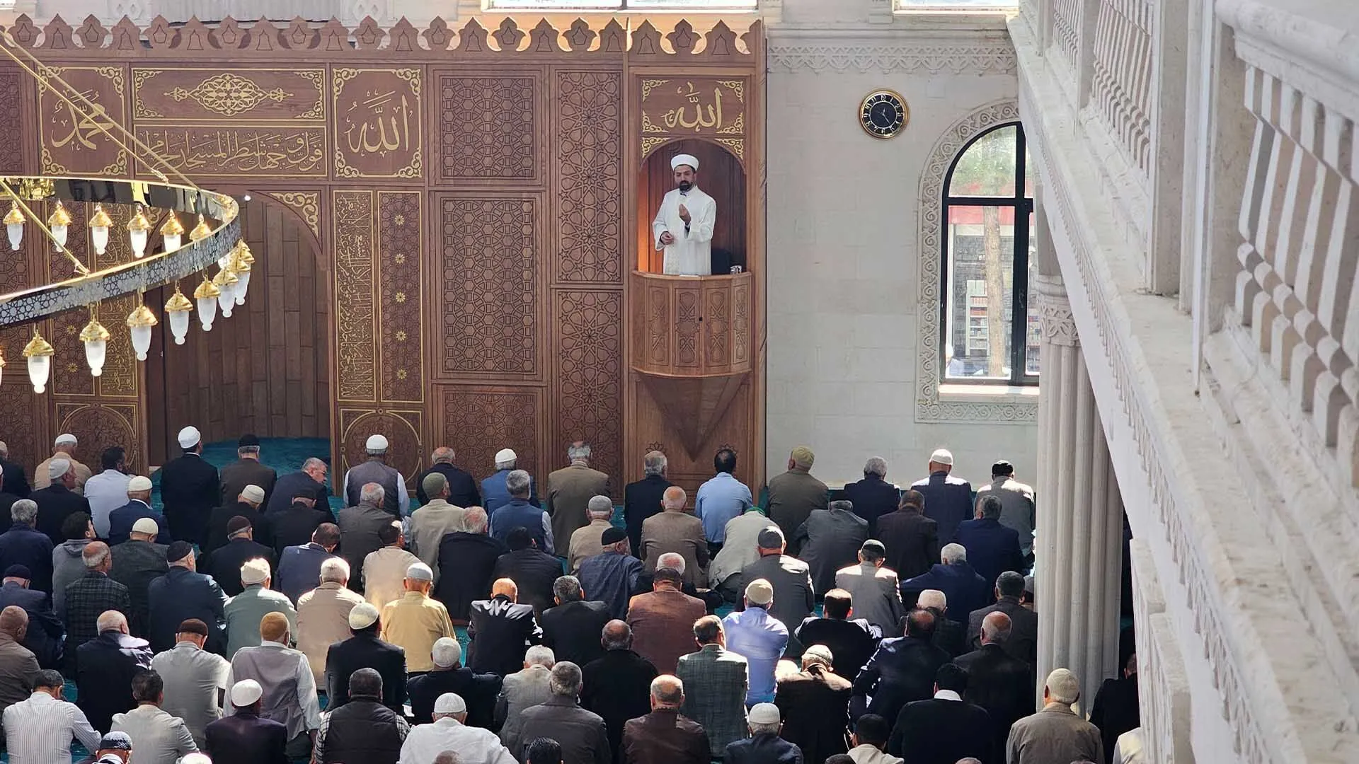 Diyarbakır'da 4 Katlı Ve 3 Bin Kişi Kapasiteli Cami Açıldı 3