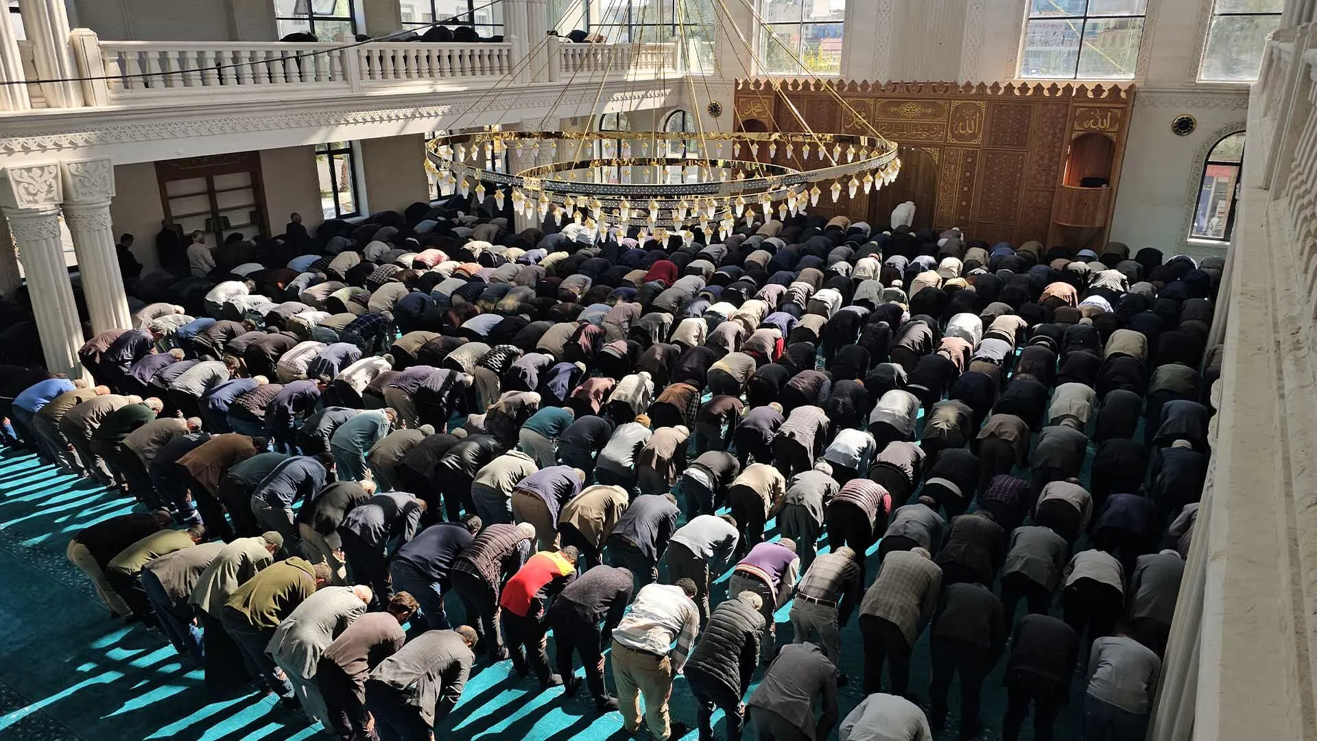 Diyarbakır'da 4 Katlı Ve 3 Bin Kişi Kapasiteli Cami Açıldı 5