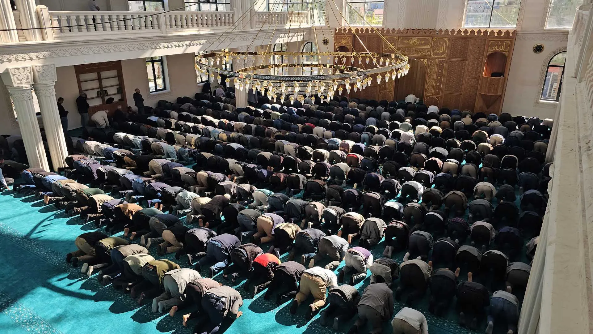 Diyarbakır'da 4 Katlı Ve 3 Bin Kişi Kapasiteli Cami Açıldı 7