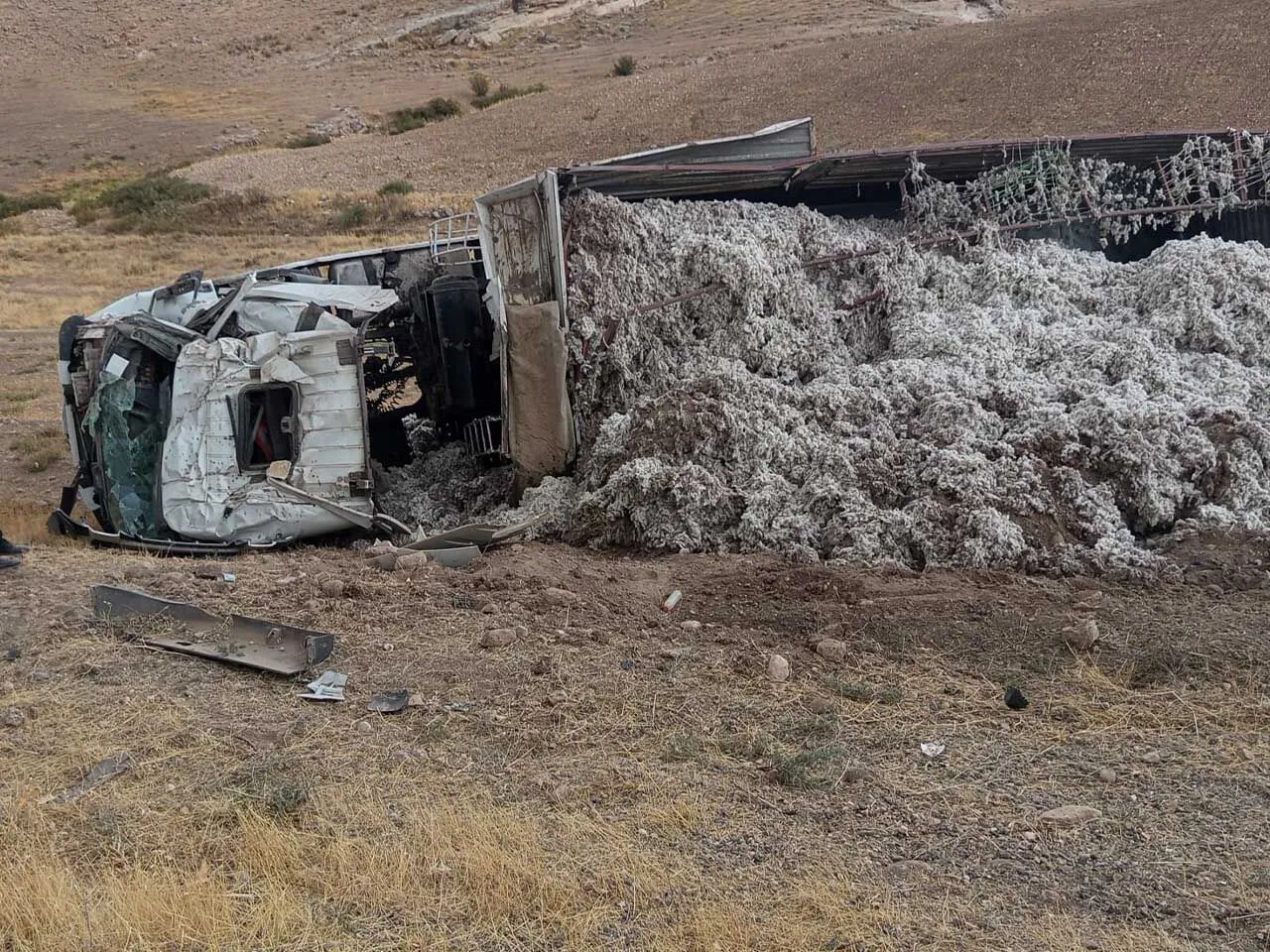 Diyarbakır'da Pamuk Yüklü Kamyon Şarampole Devrildi 2 Yaralı 1