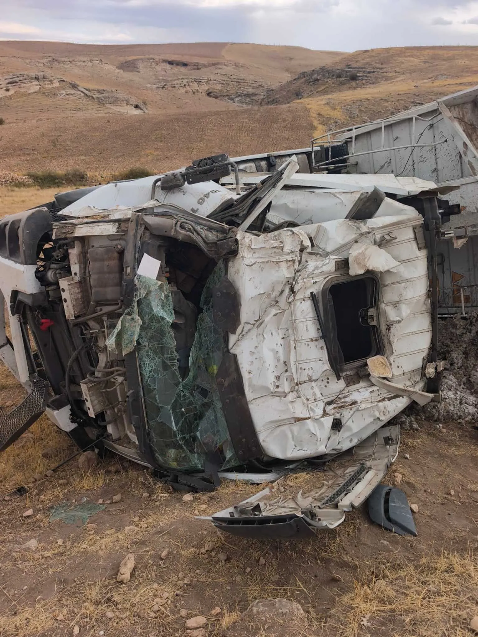 Diyarbakır'da Pamuk Yüklü Kamyon Şarampole Devrildi 2 Yaralı 7