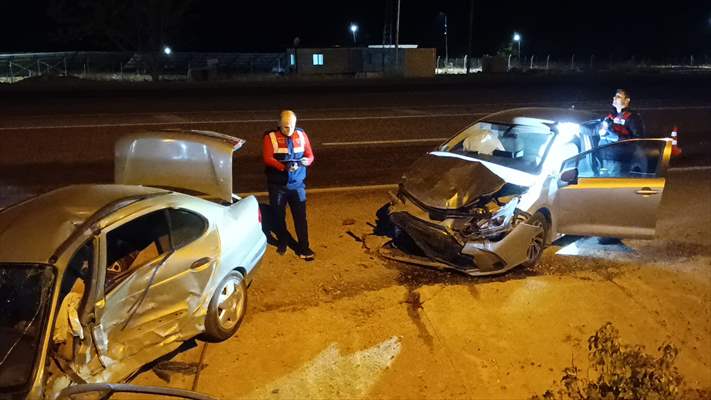 Adıyaman'da Iki Otomobil Çarpıştı 8 Yaralı 3