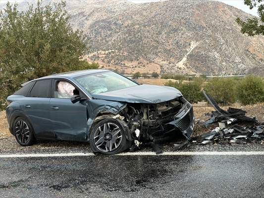 Adıyaman'da Iki Otomobil Çarpıştı 9 Kişi Yaralandı 3