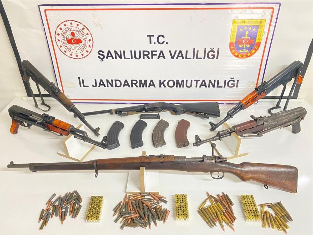 Diyarbakır'a Komşu Ilçede Cephanelik Çıktı 4 Kalaşnikof, 1 Mauser, 266...