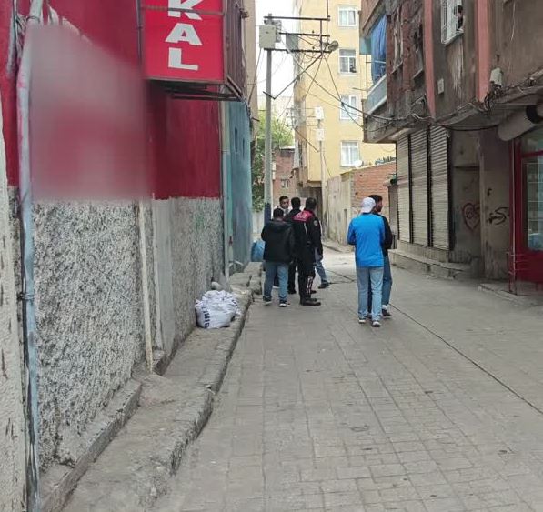 Diyarbakır'da Medikal Dükkana Silahlı Saldırı 2 Yaralı-1