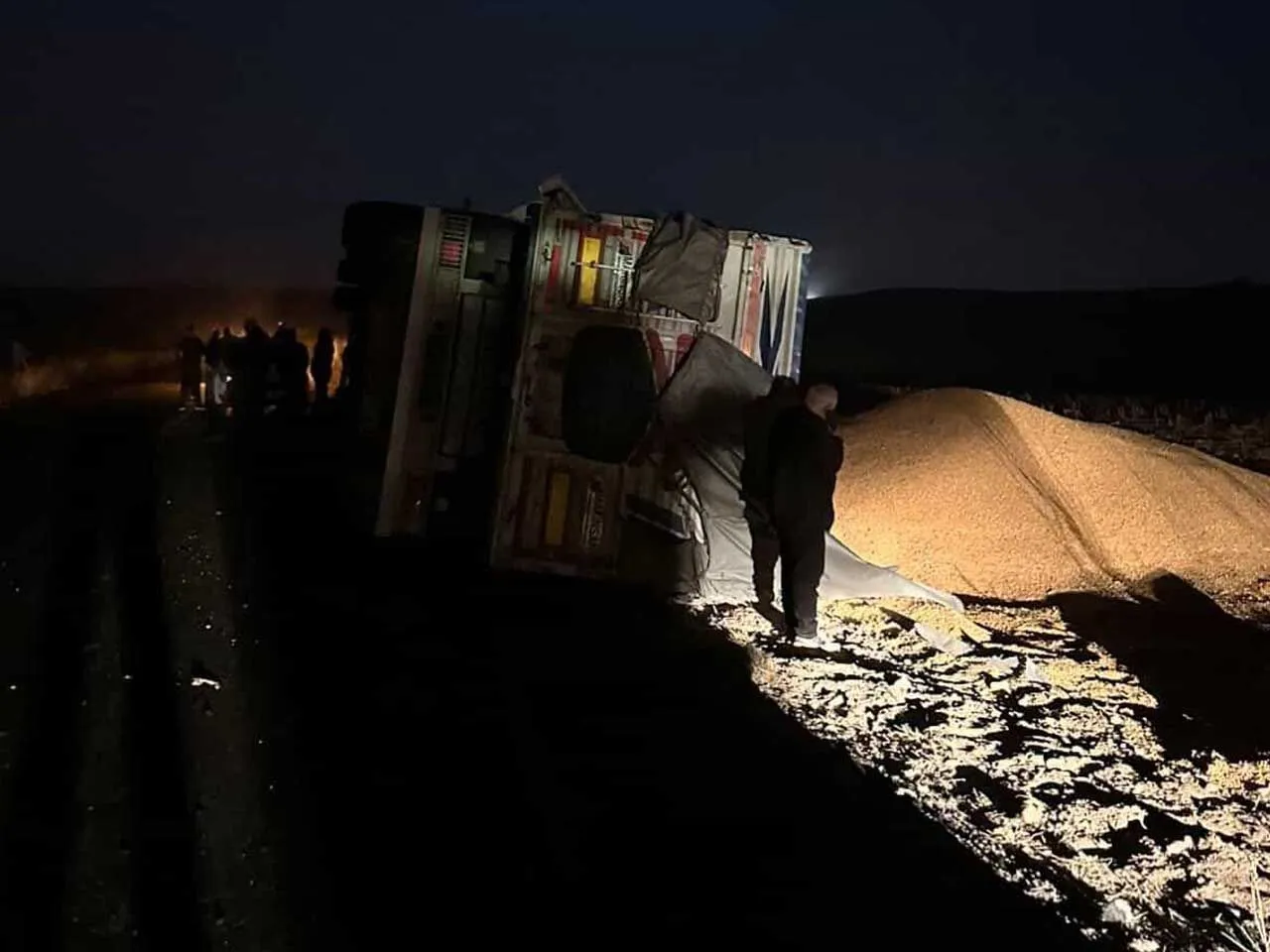 Diyarbakır'da Mısır Yüklü Tır Devrildi 3