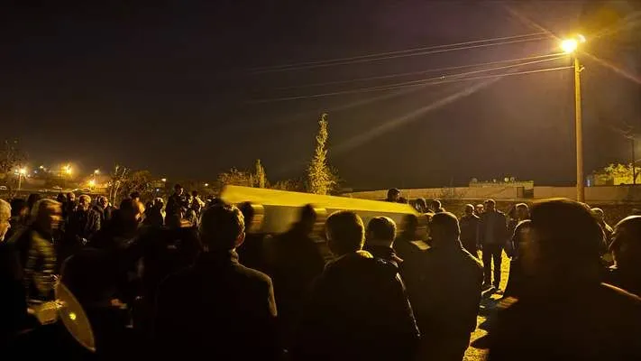 Mardin'de Evlerinde Ölü Bulunan Anne Ve Kızının Cenazesi Van'da Defnedildi 1