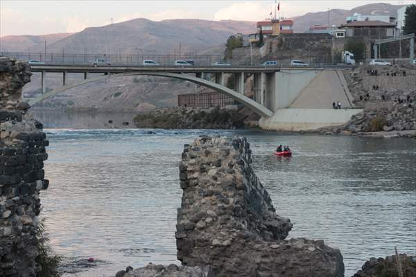 Dicle Nehri'ne Düşen Terliğini Almak Istedi, Suya Düşüp Kayboldu 1
