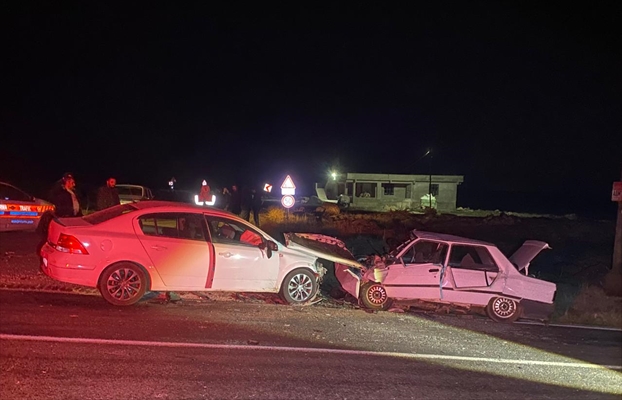 Diyarbakır'a Sınır Ilçede Iki Otomobil Çarpışarak Hurdaya Döndü 1'I Ağır 7 Yaralı 3