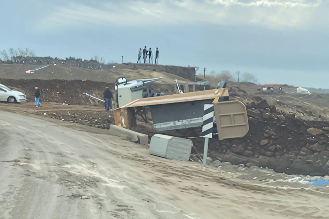 Diyarbakır'da Kamyon Devrilip Yan Yattı