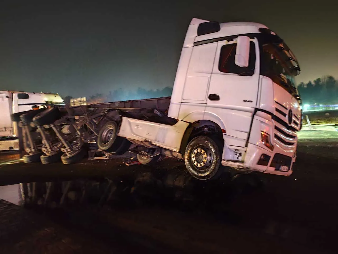 Diyarbakır'da Mıcır Yüklü Tir Devrildi 1-2