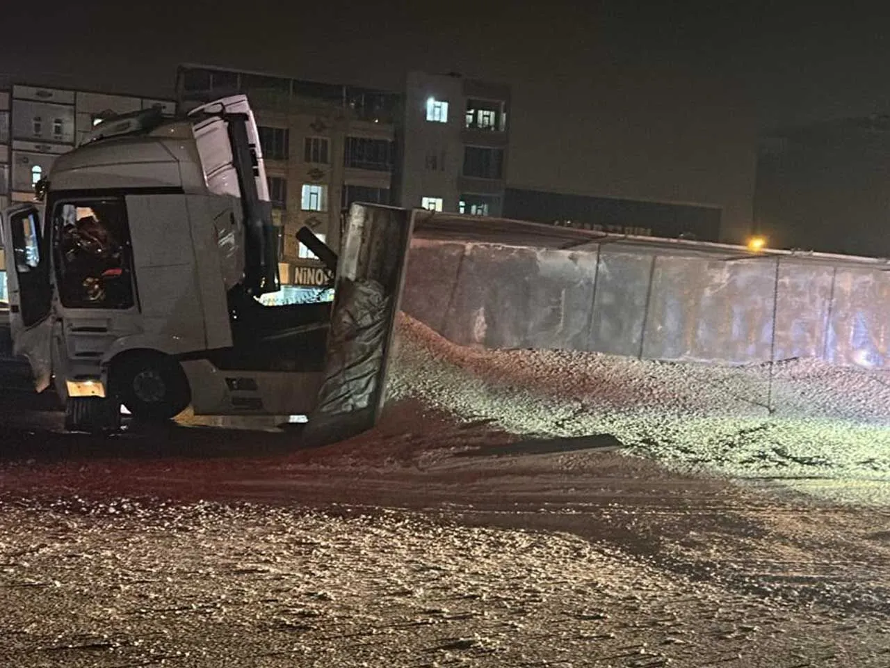 Diyarbakır'da Mıcır Yüklü Tir Devrildi 3