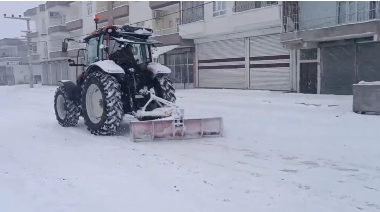 Diyarbakır'da Muhtar Azaları Kardan Kapanan Yolları Açmak Için Traktörlerle Seferber Oldu 1