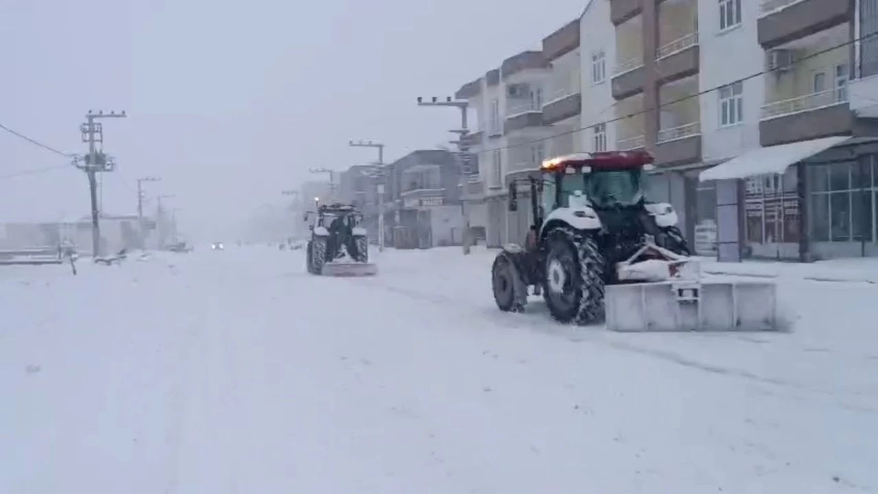 Diyarbakır'da Muhtar Azaları Kardan Kapanan Yolları Açmak Için Traktörlerle Seferber Oldu