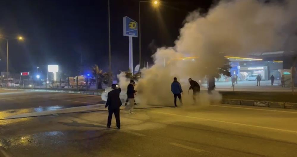 Adıyaman’da Seyir Halindeki Otomobil Alev Aldı 1