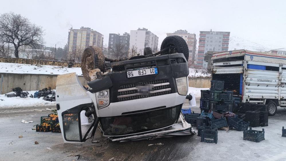 Batman'da Meyve Yüklü Kamyonet Devrildi, Vatandaşlar Yardıma Koştu 1