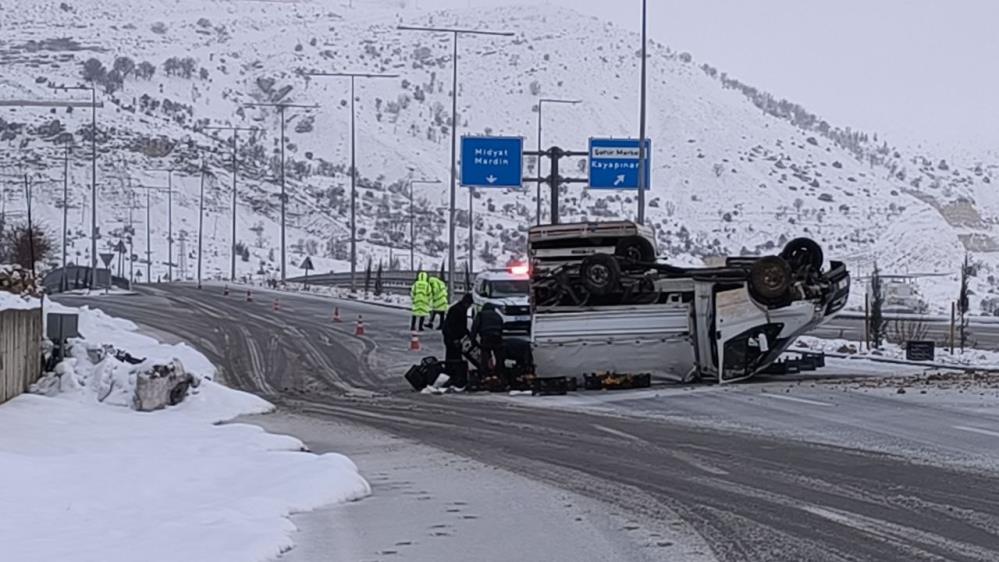 Batman'da Meyve Yüklü Kamyonet Devrildi, Vatandaşlar Yardıma Koştu 3