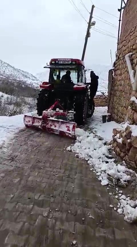Batman’da Muhtar Ve Kardeşi Köy Yollarını Traktörle Açtı 1