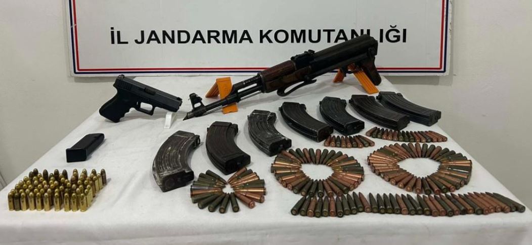 Diyarbakır'a Sınır Ilçede Kalaşnikof Ve Tabanca Ele Geçirildi