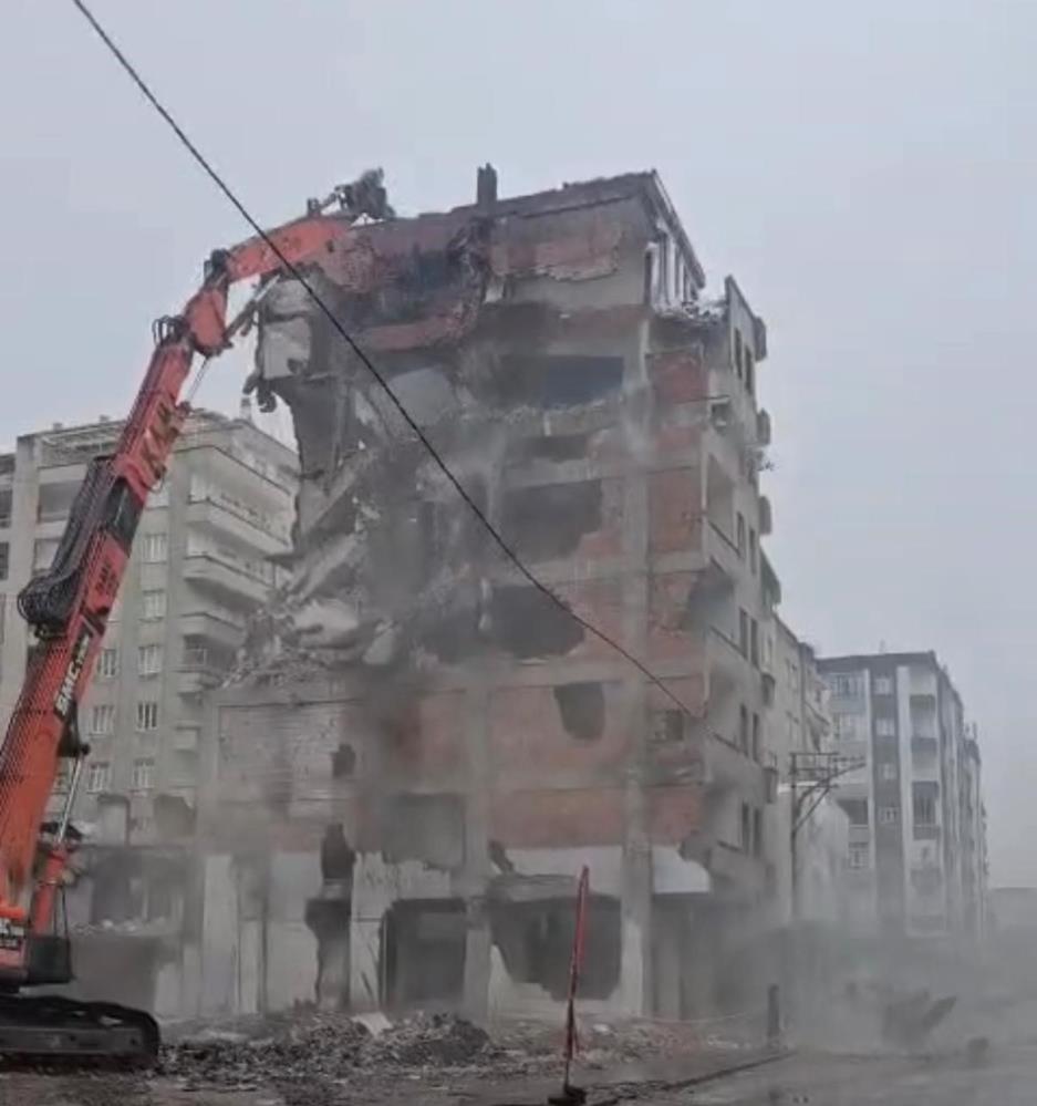 Diyarbakır'da Ağır Hasarlı Bina 30 Saniyede Çöktü