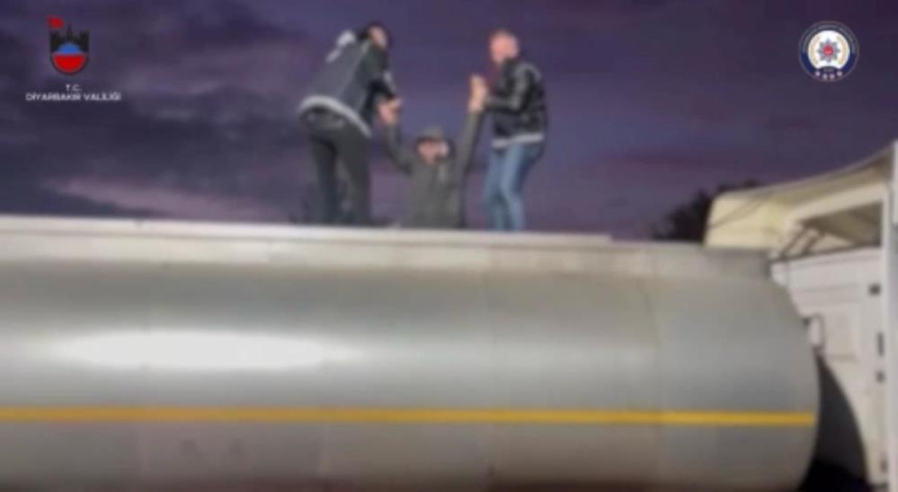 Diyarbakır'da Atık Tankerinde 32 Göçmen Yakalandı Tankere El Konuldu
