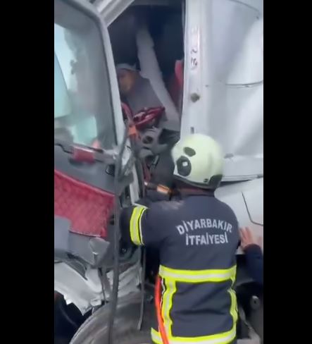 Diyarbakır'da Tir Kazası 1 Ağır Yaralı
