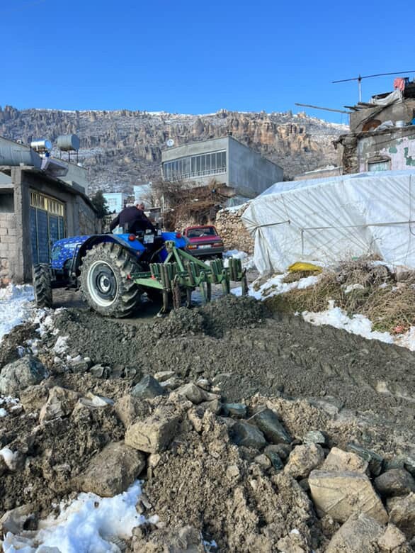 Diyarbakır'da Yarım Bırakılan Yolu Köylü Halkı Yaptı 1