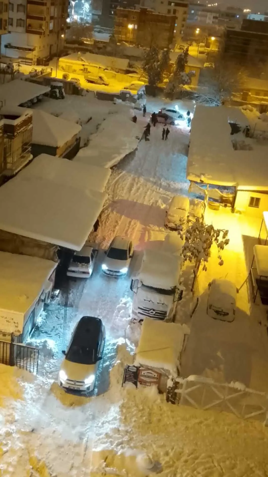 Diyarbakır'da Yoğun Kar Yağışı Otoparkın Çatısı Çöktü 1
