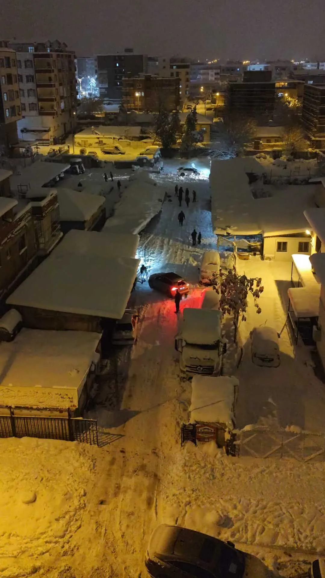 Diyarbakır'da Yoğun Kar Yağışı Otoparkın Çatısı Çöktü 3