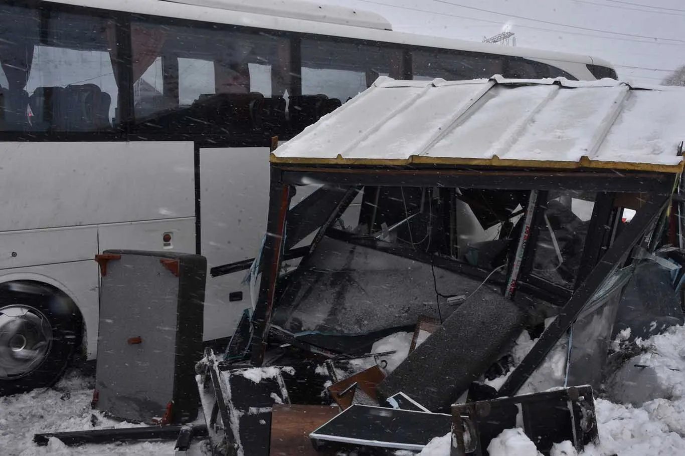 Diyarbakır'dan Bitlis Istikametine Giden Otobüs Polis Noktasına Çarptı 4 Polis Yaralandı 1