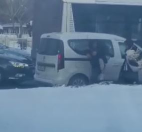 Diyarbakır'ın Hal I Pür Melali Hastasını Sırtında Taşıdı 1