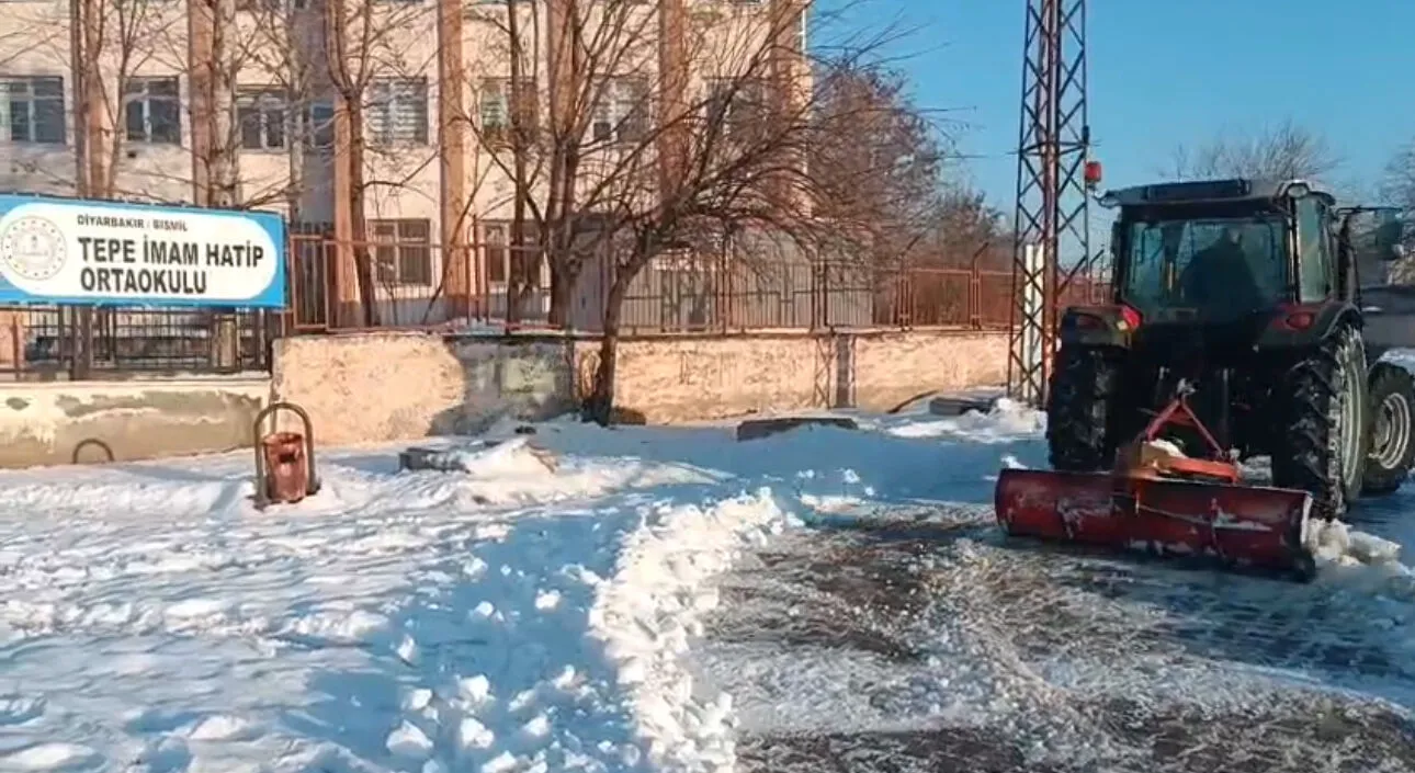 Doğu Illerinde Karla Mücadelenin Sessiz Kahramanları Traktörler 3