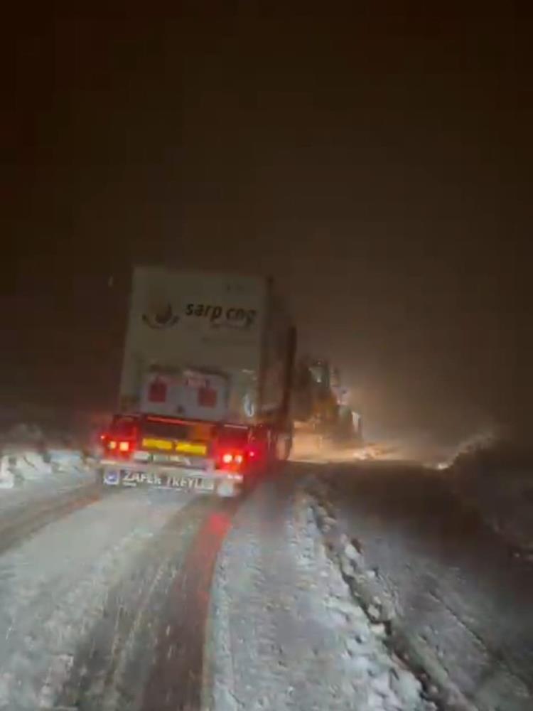 İlçe Üşümesin Diye Doğalgaz Tırı Iş Makineleri Ile Çekildi 1