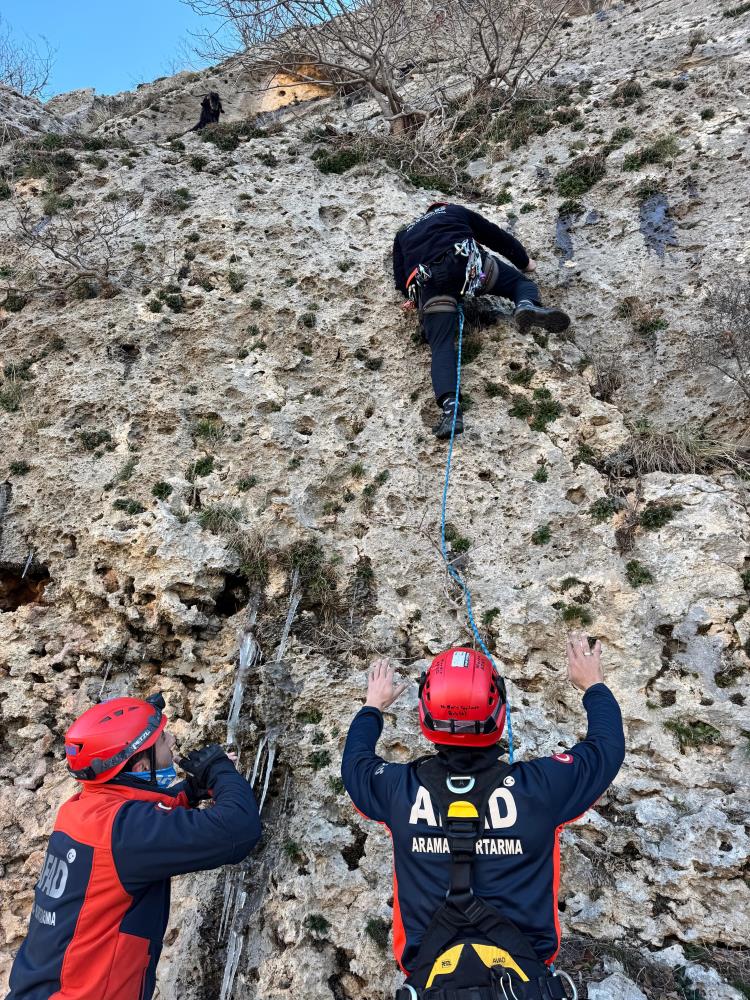 Mardin'de Dağda Mahsur Kalan Keçi Kurtarıldı 1