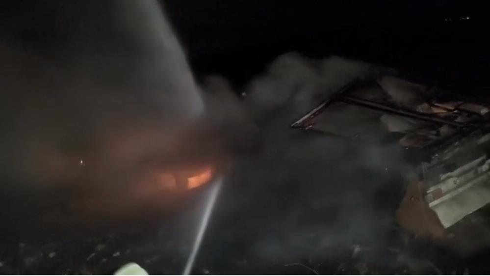 Mardin'de Tır Kazası Şarampole Devrilen Araçta Yangın Çıktı 1