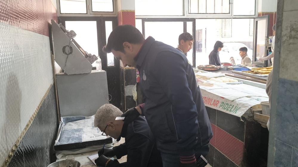 Şanlıurfa'da Fırında Hijyen Skandalı Tezgahta Kedi Fare Oyunu 1