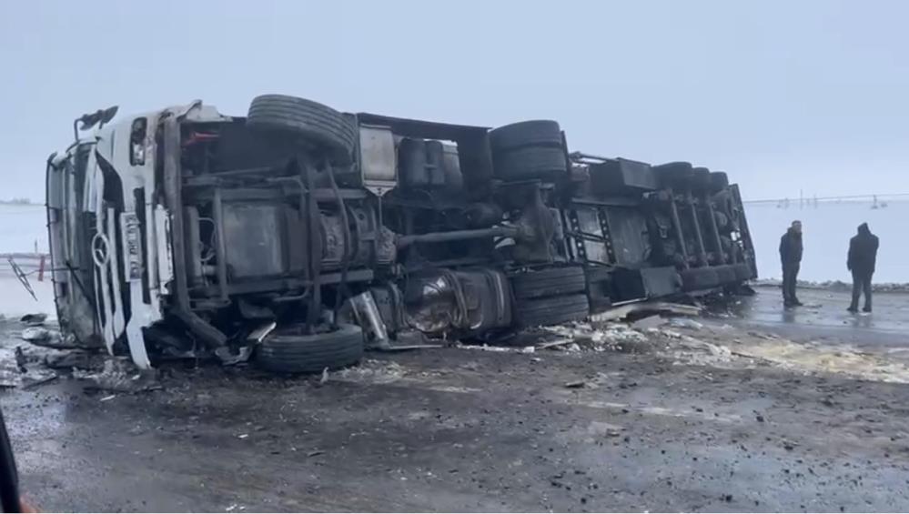 Siverek’te Tır Devrildi, Ulaşım Tek Şeritten Sağlanıyor 1